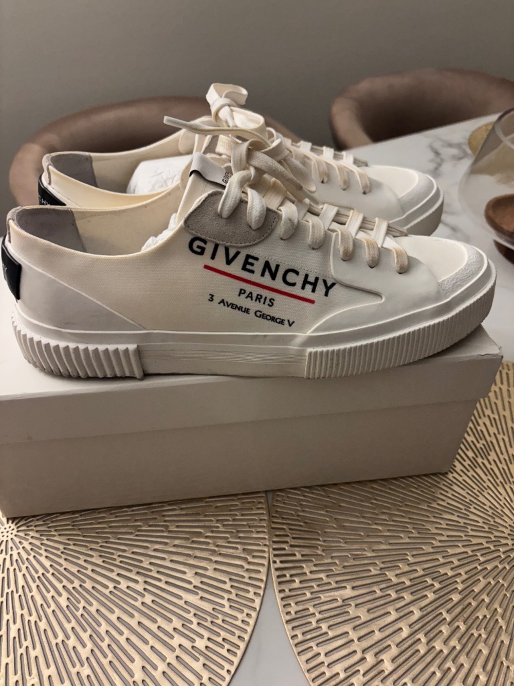 Mens Givenchy Tennis Light Low Sneakers in White. Size 44